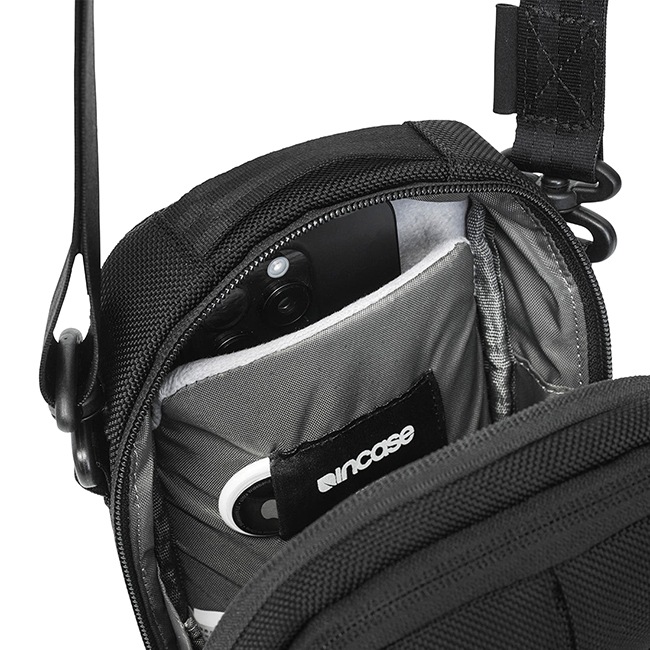 �����٤�Υ٥�ƥ��ա�Incase ���󥱡��� Tracks Small Shoulder Pouch 2L ���⡼�륷�������ݡ��� �ʥ��顼���֥�å��� 137253053001