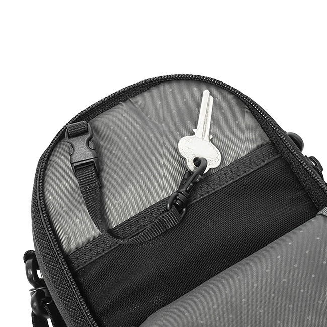 �����٤�Υ٥�ƥ��ա�Incase ���󥱡��� Tracks Small Shoulder Pouch 2L ���⡼�륷�������ݡ��� �ʥ��顼���֥�å��� 137253053001