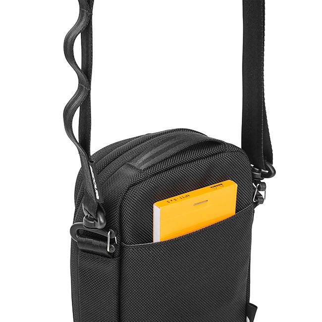 �����٤�Υ٥�ƥ��ա�Incase ���󥱡��� Tracks Small Shoulder Pouch 2L ���⡼�륷�������ݡ��� �ʥ��顼���֥�å��� 137253053001