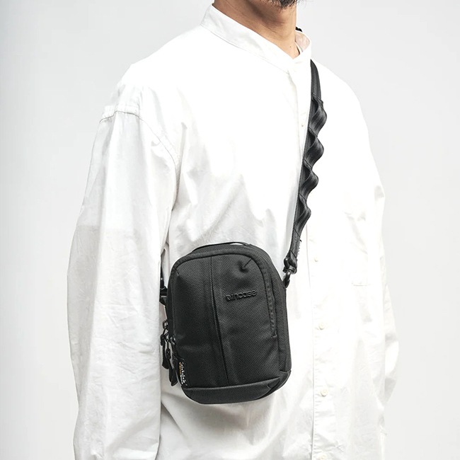 �����٤�Υ٥�ƥ��ա�Incase ���󥱡��� Tracks Small Shoulder Pouch 2L ���⡼�륷�������ݡ��� �ʥ��顼���֥�å��� 137253053001