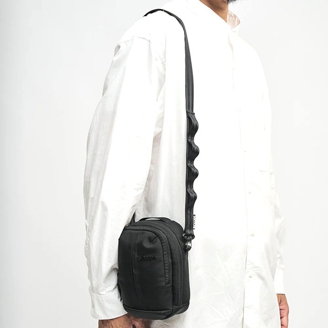 �����٤�Υ٥�ƥ��ա�Incase ���󥱡��� Tracks Small Shoulder Pouch 2L ���⡼�륷�������ݡ��� �ʥ��顼���֥�å��� 137253053001