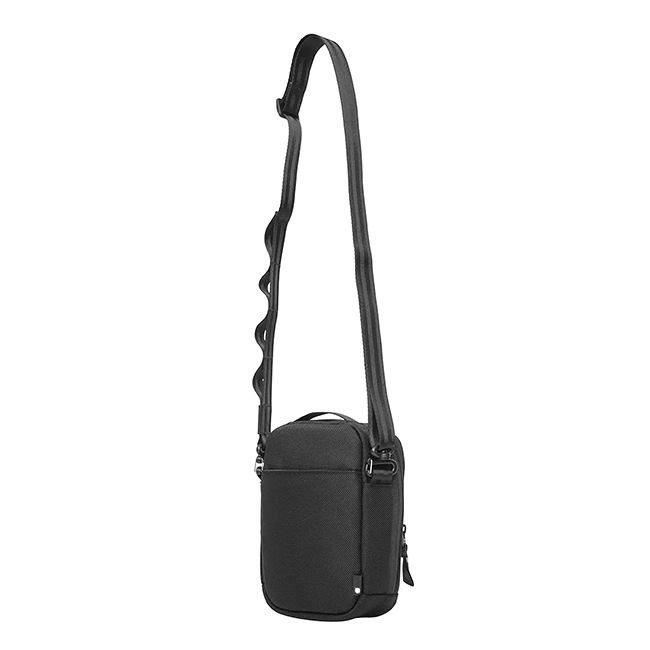 �����٤�Υ٥�ƥ��ա�Incase ���󥱡��� Tracks Small Shoulder Pouch 2L ���⡼�륷�������ݡ��� �ʥ��顼���֥�å��� 137253053001