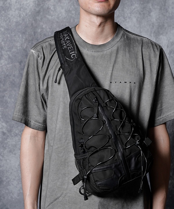 �����٤�Υ٥�ƥ��ա� MAKAVELIC �ޥ���٥�å� SQUAD Cocoon 5 Body Bag �ܥǥ��Хå� �ʥ��顼���֥�å��� 3125-10305