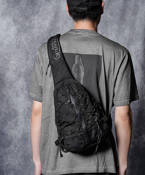 �����٤�Υ٥�ƥ��ա� MAKAVELIC �ޥ���٥�å� SQUAD Cocoon 5 Body Bag �ܥǥ��Хå� �ʥ��顼���֥�å��� 3125-10305