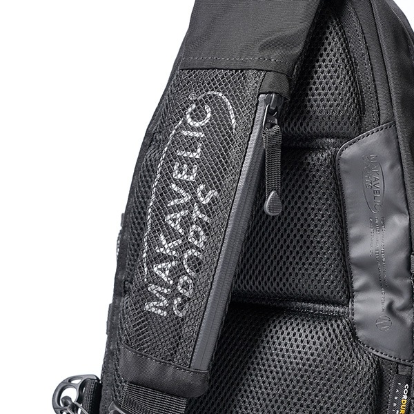 �����٤�Υ٥�ƥ��ա� MAKAVELIC �ޥ���٥�å� SQUAD Cocoon 5 Body Bag �ܥǥ��Хå� �ʥ��顼���֥�å��� 3125-10305