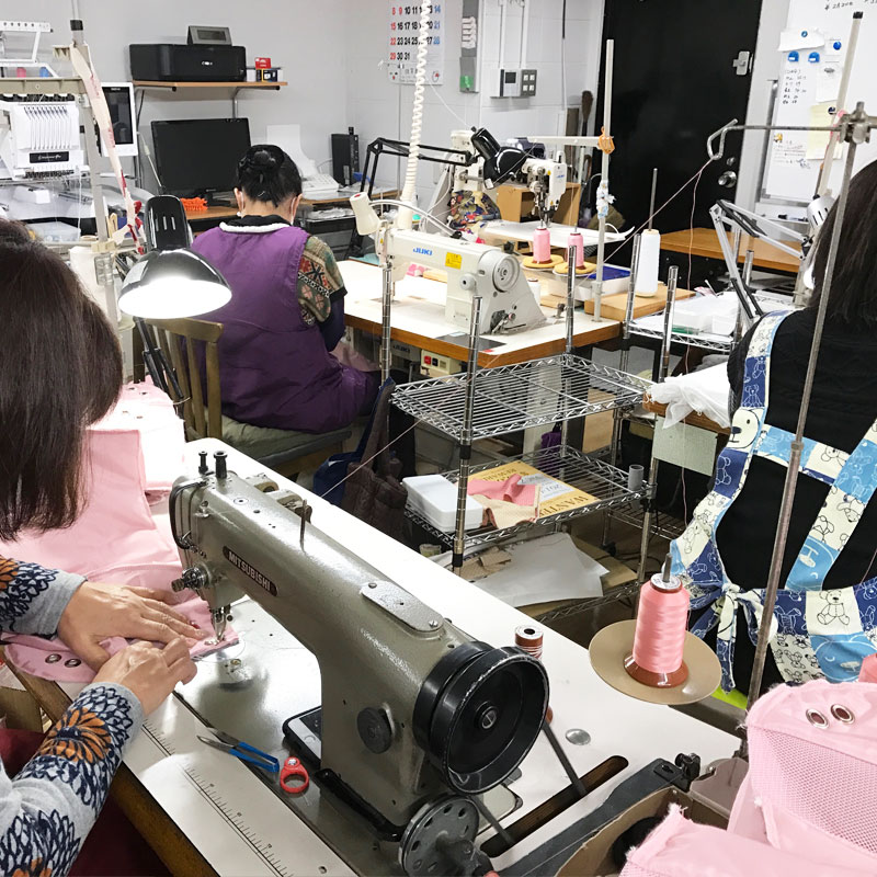 だっこキャリーバッグは、全て国内自社工場で制作されています。