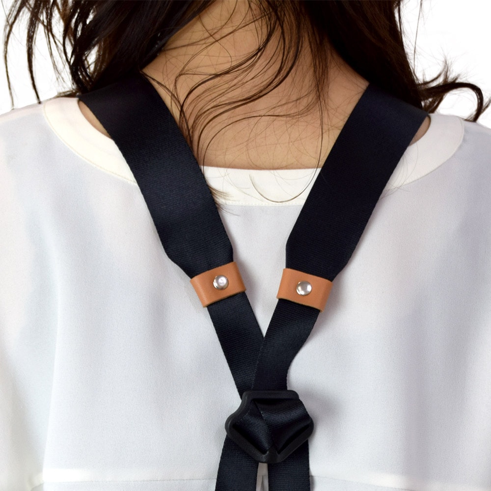 肩の負担を軽減するために、肩部分のみ38mm幅のテープを使用<br>
背中はクロスなのでズレ落ちにくくなっています。