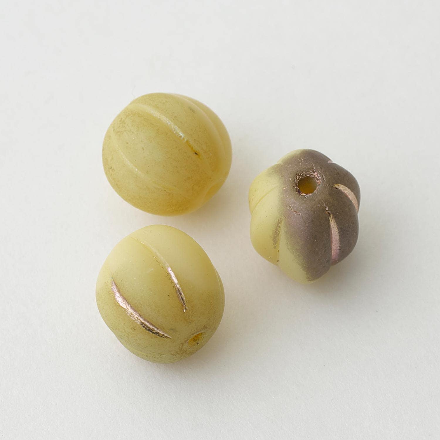 メロン マットオペークベージュ/カプリゴールド 8mm×8mm