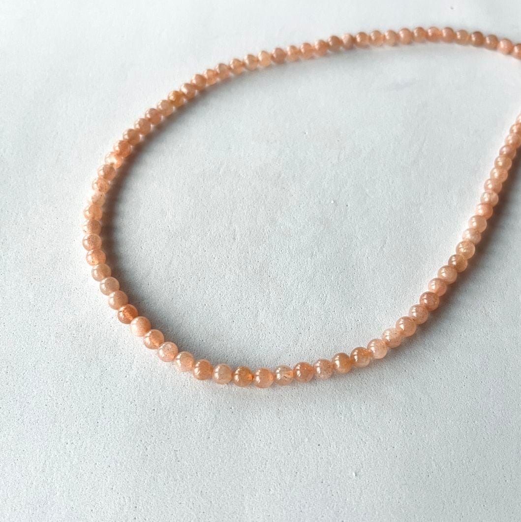 天然石連ビーズ‐オレンジムーンストーン４㎜