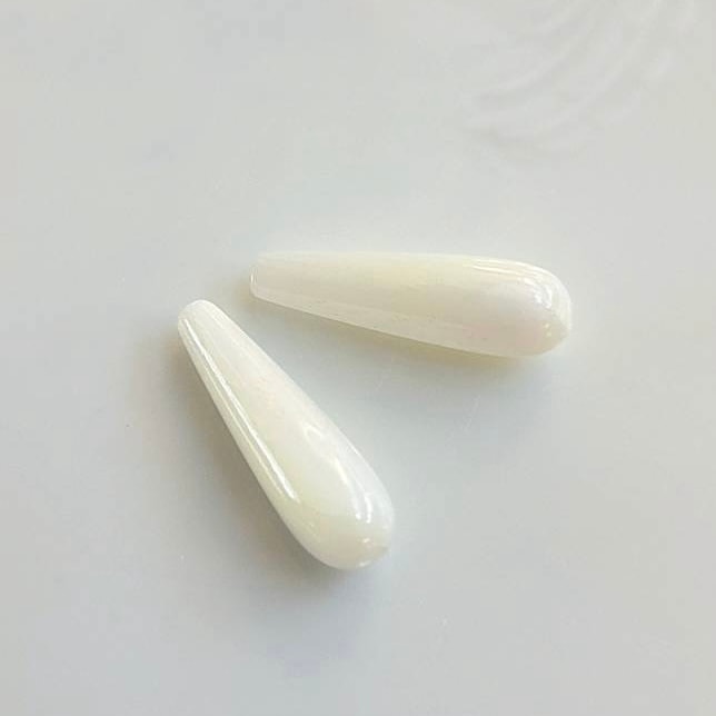 天然シェル:白シェルしずく縦穴(2個入り)