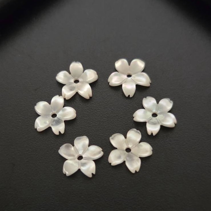 天然シェル：花‐上中心穴6個いり）