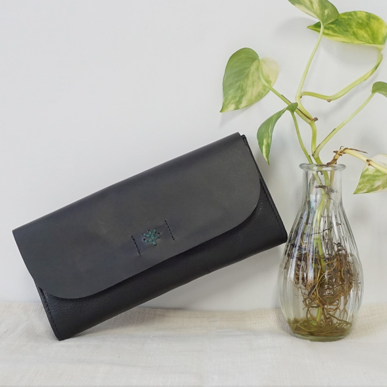 Diu レザー 長財布　グリーン　 新品　収納袋付き Diu レザー 長財布 グリーン 新品 収納袋付き Diu レザー 長財布