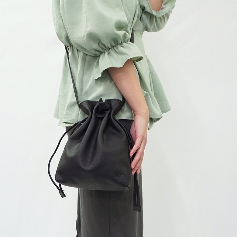 本革 巾着 ショルダーバッグ NU+ ヌープラス 121N7017 | バッグ