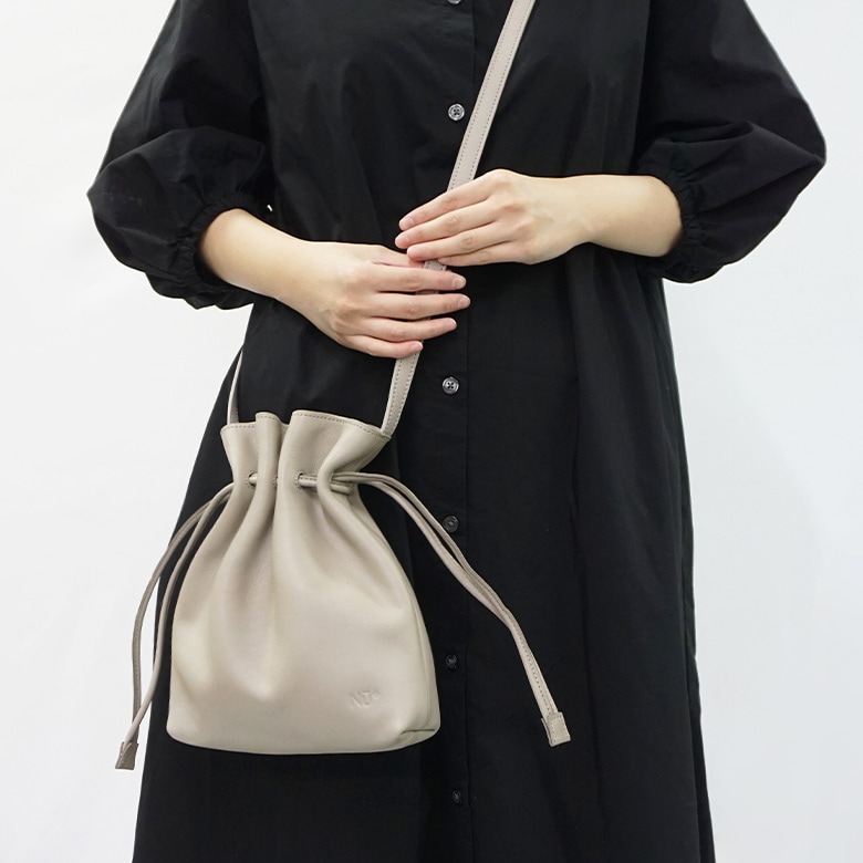 本革 巾着 ショルダーバッグ NU+ ヌープラス 121N7017 | バッグ