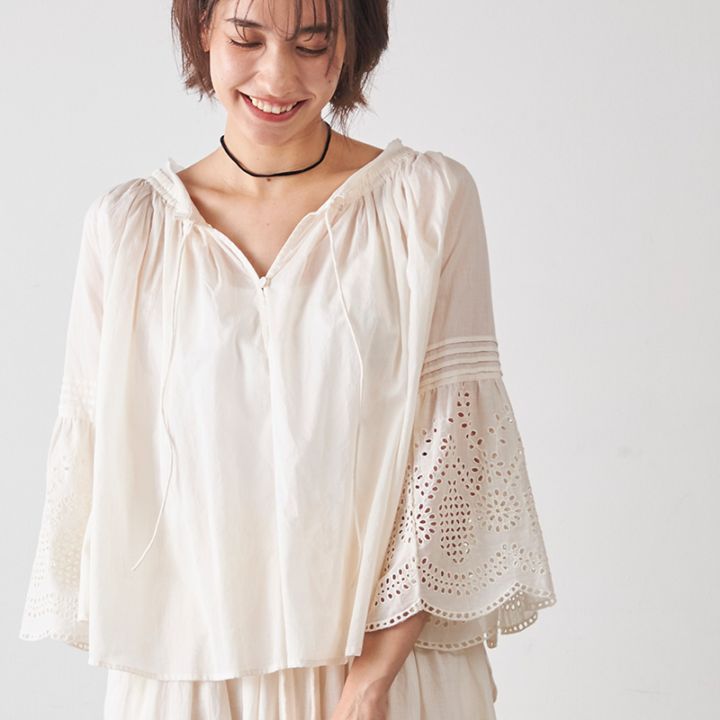 ピンタックアイレットスカラップ刺繍袖フレアスモックブラウス 