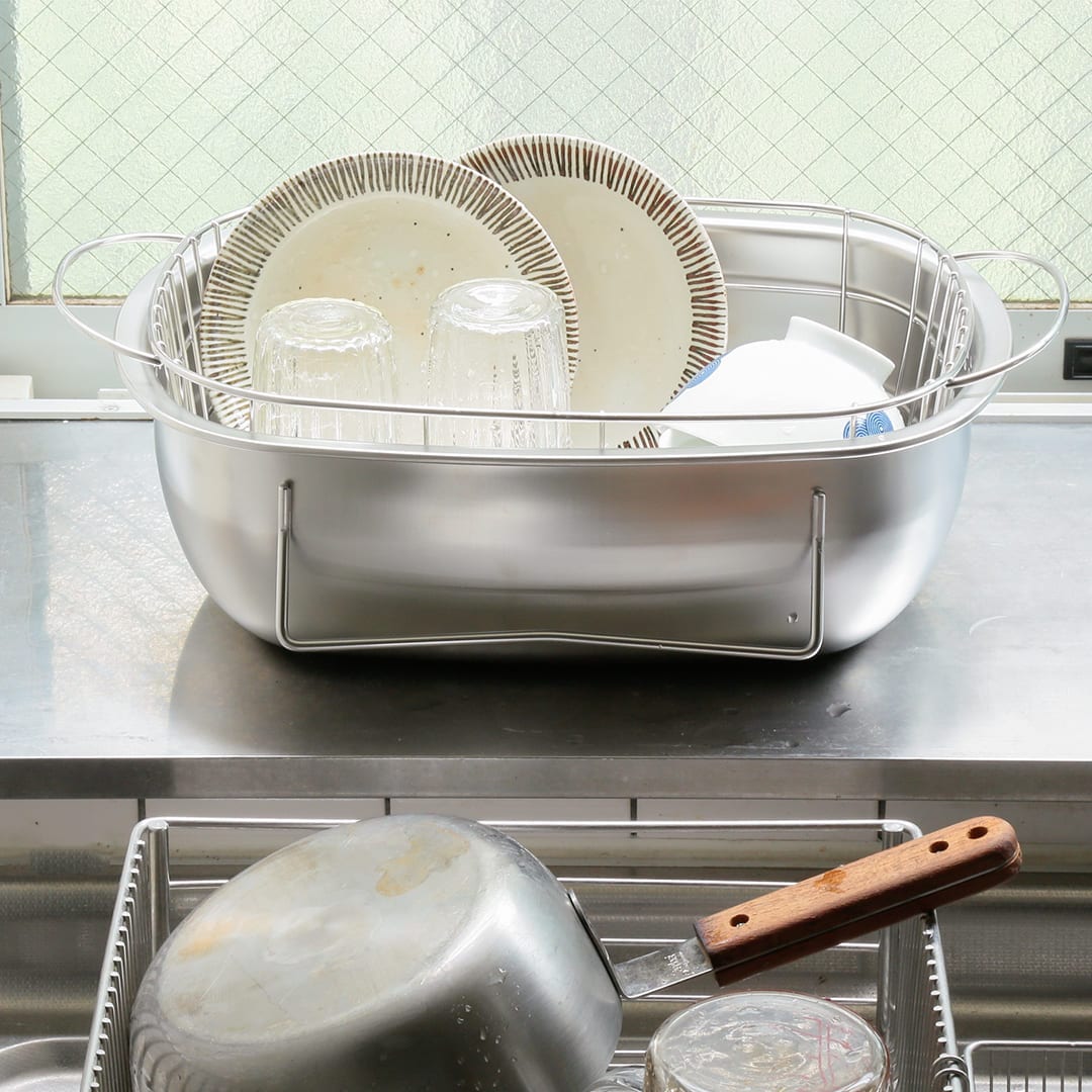 立つ洗い桶、水切りかご （家事問屋）