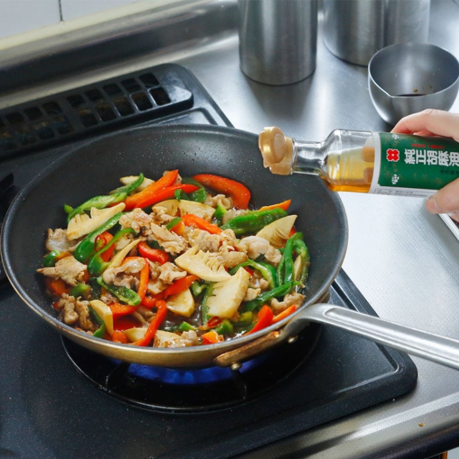 玉絞め一番搾りごま油、ごま油で作ったラー油 (油茂製油)