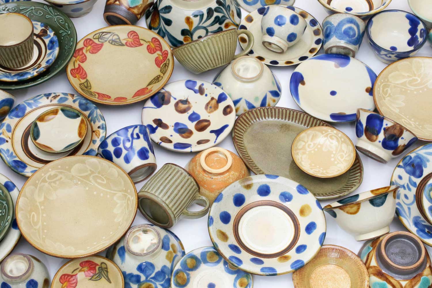 【是心】　陶器　平皿　小物置き皿　裏面に蟹紋様　落款あり 是心】 陶器 平皿 小物置き皿 裏面に蟹紋様 落款あり 是心】 陶器