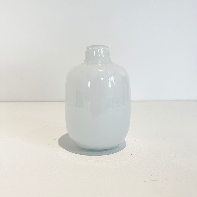 ホワイトガラス ボトル型花瓶 ミルキーホワイト・ボトルベース | ガラス | COVENT GARDEN Bazaar