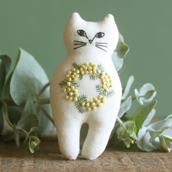 nekogao 刺しゅうブローチ キット ミモザのリース PHC-130-1 | 手芸