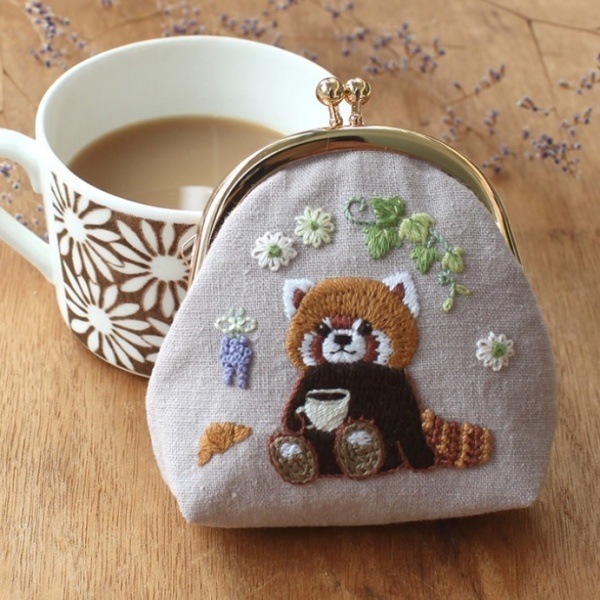 chicchiさんの動物刺繍キット レッサーパンダさんの のんびりカフェ