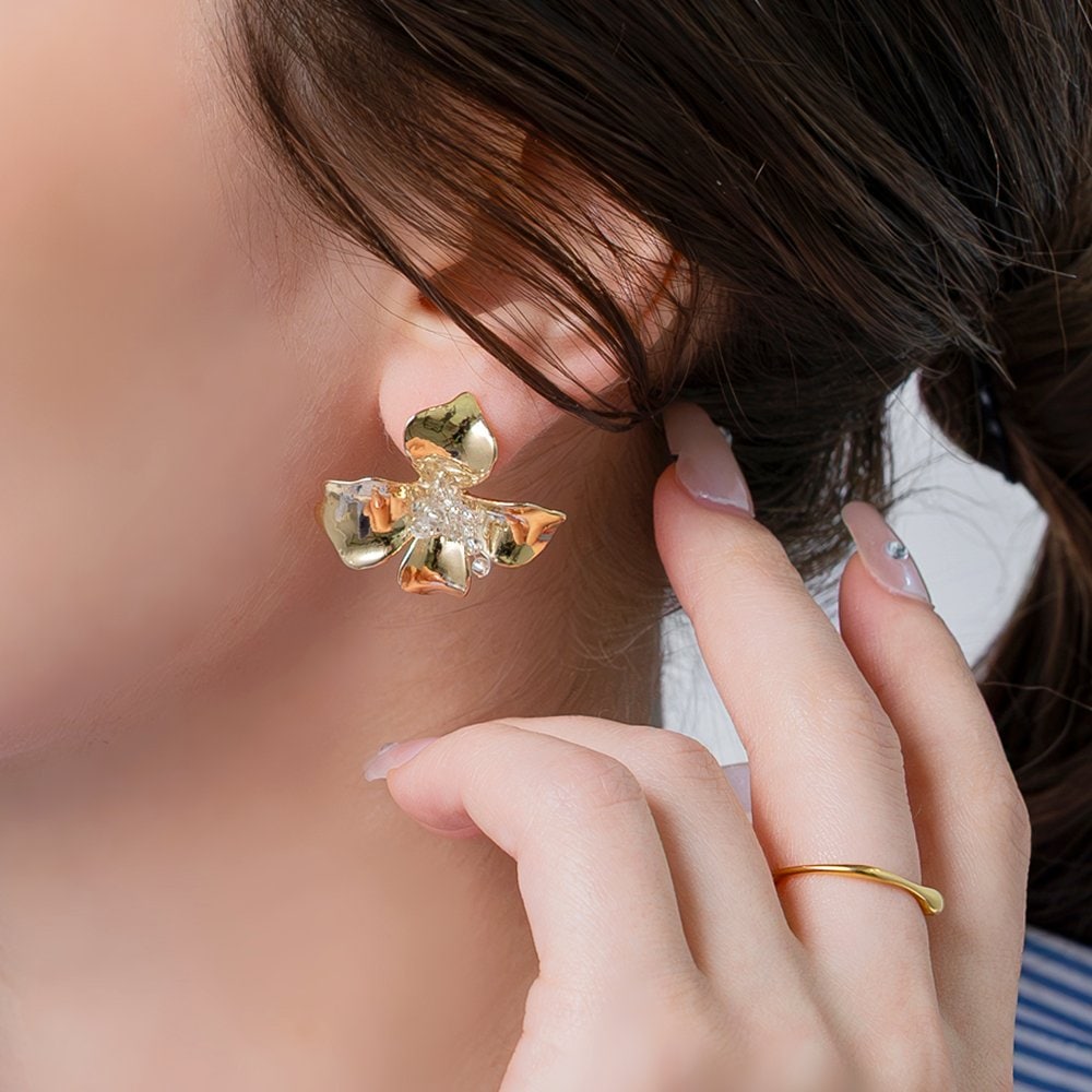 �᥿��ե��˥ѡ���/���ꥢ�ӡ����Ť������ԥ������ܤ�椯�礭��Υ���������Ω��Ū�ʥ��륨�åȤǴ�����ڤ䤫��̥���Ƥ���ޤ�������ץ�ʥȥåץ��ˤ�����ȴ������ͥ����ǤΥ�������ȥ����ƥ�Ȥ��Ƴ�����������[��Ϣ���] �������� �� �᥿��ե��...