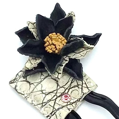 クロコダイル　レザーフラワー　スワロフスキー　ヘアーアクセサリー　かんざしA-WhiteBlack01