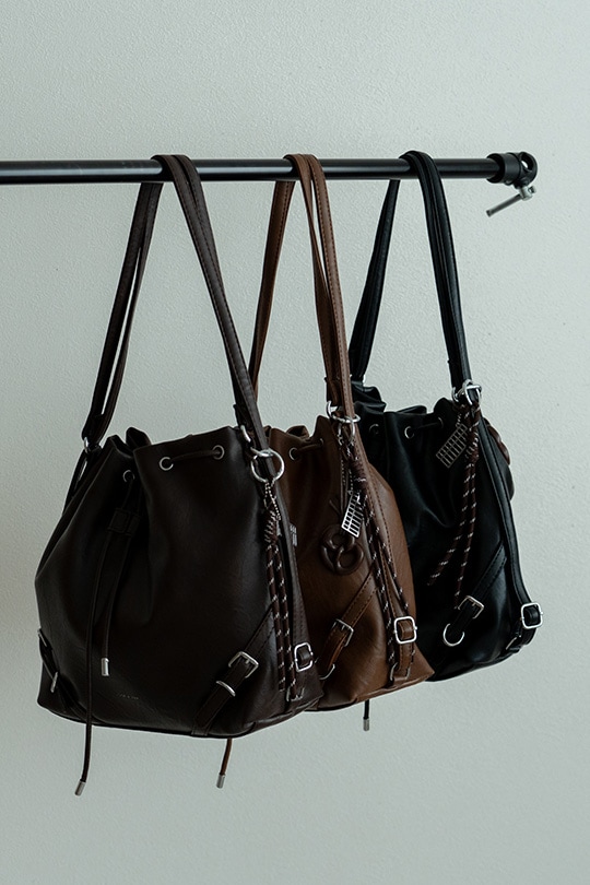 【2/2正午販売～】★先行受注特典50％OFF★3way ドローストリングバッグ 巾着 バッグ リュック ショルダーバッグ ハンドバッグ レディース 大人 レザー 調 大容量 2way 巾着バッグ バックパック 肩掛け 通勤 通学 お出かけ 旅行 おしゃれ かわいい きれいめ モード カジュアル ヴィンテージ風 チャーム付き