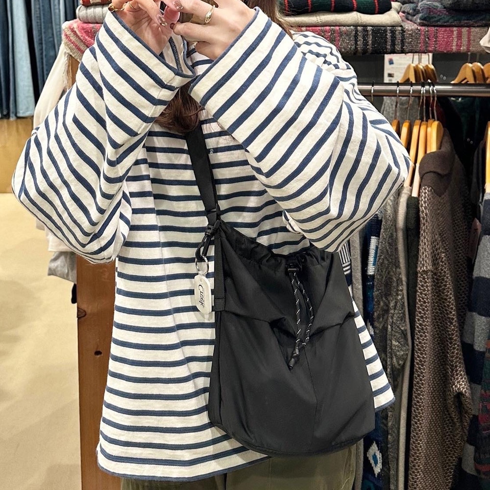 Rename カラビナ付き パラコード巾着 ナイロンショルダーバッグ ショルダーバッグ 巾着バッグ メンズ レディース 軽量 斜めがけ ミニショルダーバッグ パラコード 黒 カジュアル 巾着ショルダーバッグ ナイロン 軽量ドローストリングバッグ ユニセックス サブバッグ 高見え ボディバッグ