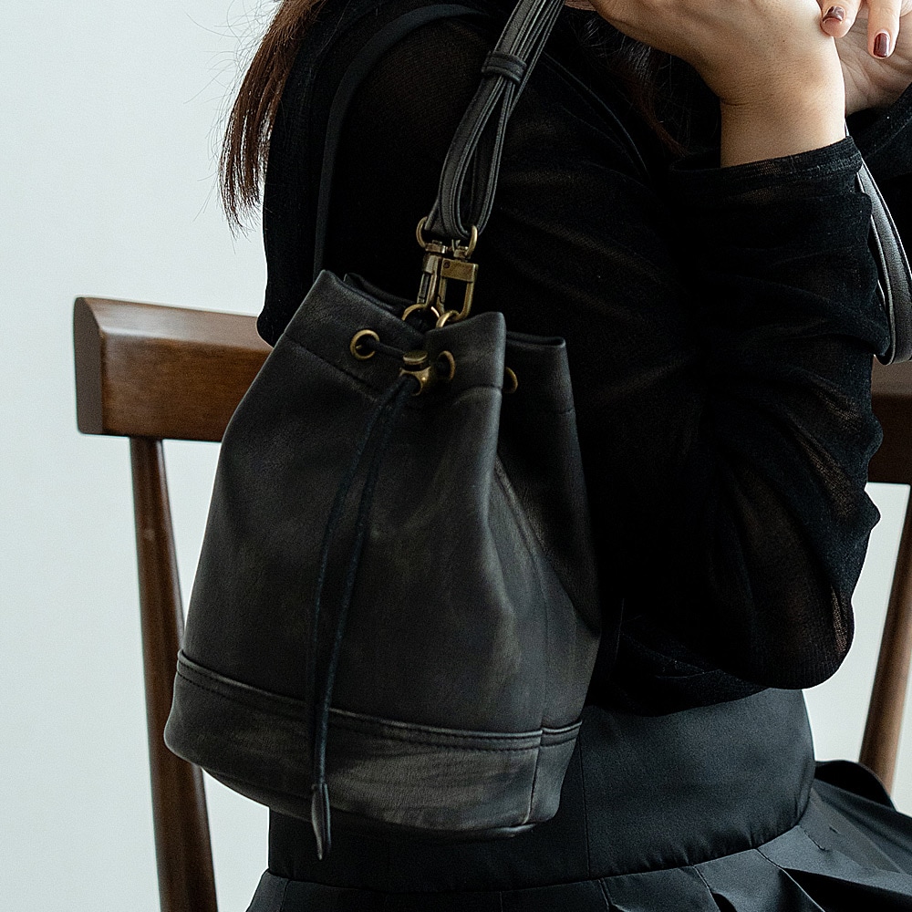 DEVICE ヴィンテージデザイン 巾着 ショルダーバッグ 巾着バッグ フェイクレザー バケットバッグ 大人カジュアル 小さめ 軽量 ミニショルダー 斜めがけ ポシェット メンズ レディース ユニセックス おしゃれ かわいい 人気 通勤 通学 旅行 ブランド トレンドバッグ ヴィンテージ加工 レザー調