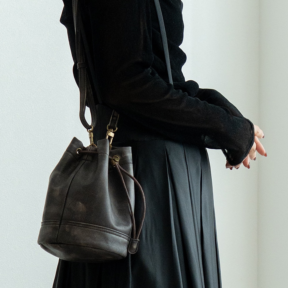 DEVICE ヴィンテージデザイン 巾着 ショルダーバッグ 巾着バッグ フェイクレザー バケットバッグ 大人カジュアル 小さめ 軽量 ミニショルダー 斜めがけ ポシェット メンズ レディース ユニセックス おしゃれ かわいい 人気 通勤 通学 旅行 ブランド トレンドバッグ ヴィンテージ加工 レザー調