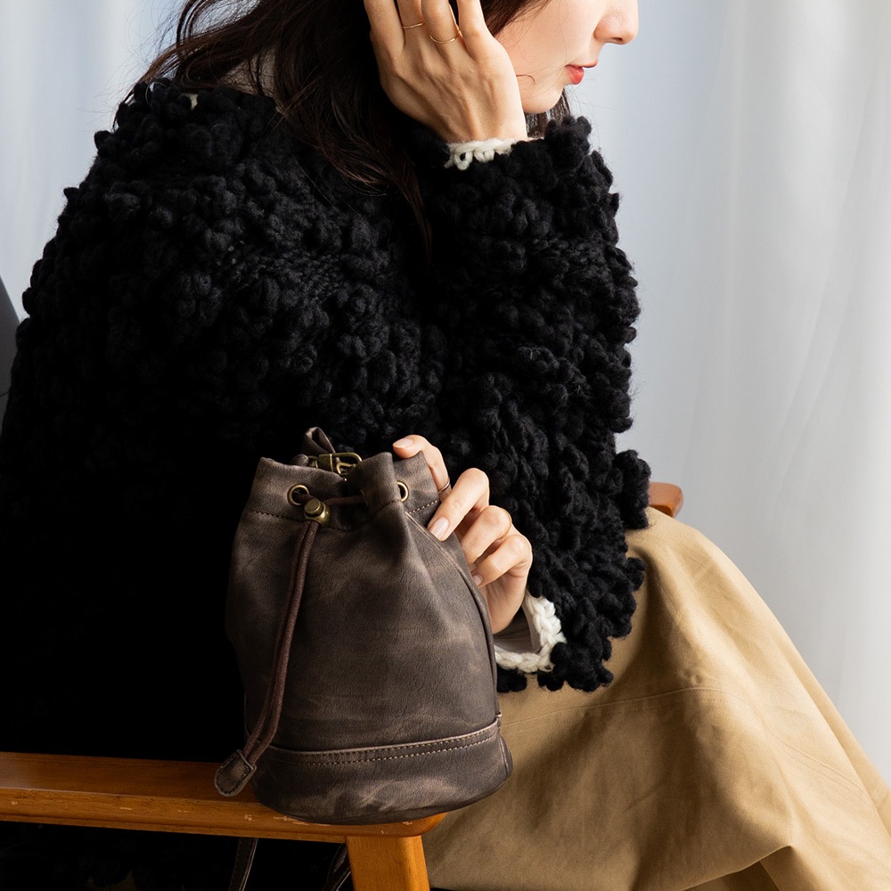 DEVICE ヴィンテージデザイン 巾着 ショルダーバッグ 巾着バッグ フェイクレザー バケットバッグ 大人カジュアル 小さめ 軽量 ミニショルダー 斜めがけ ポシェット メンズ レディース ユニセックス おしゃれ かわいい 人気 通勤 通学 旅行 ブランド トレンドバッグ ヴィンテージ加工 レザー調