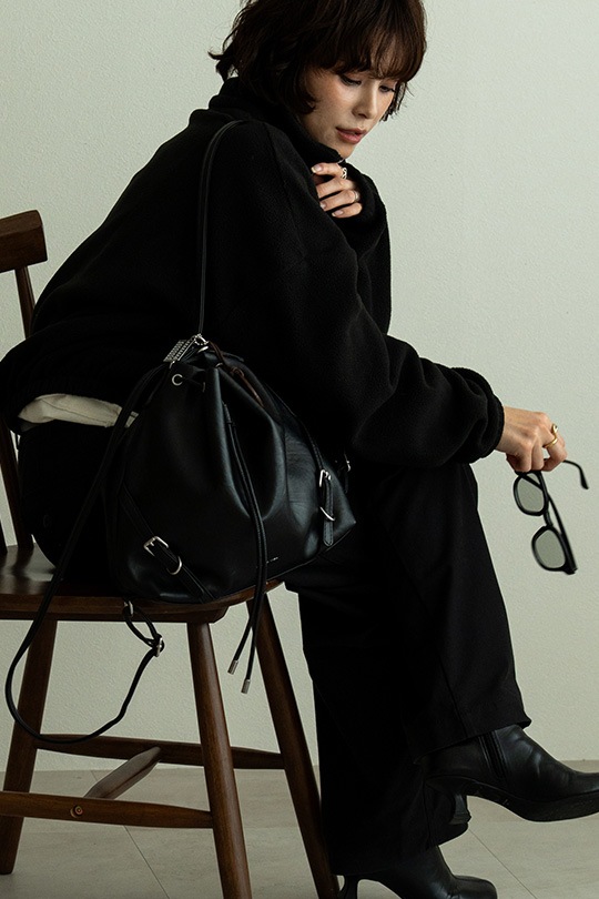 【2/2正午販売～】★先行受注特典50％OFF★3way ドローストリングバッグ 巾着 バッグ リュック ショルダーバッグ ハンドバッグ レディース 大人 レザー 調 大容量 2way 巾着バッグ バックパック 肩掛け 通勤 通学 お出かけ 旅行 おしゃれ かわいい きれいめ モード カジュアル ヴィンテージ風 チャーム付き