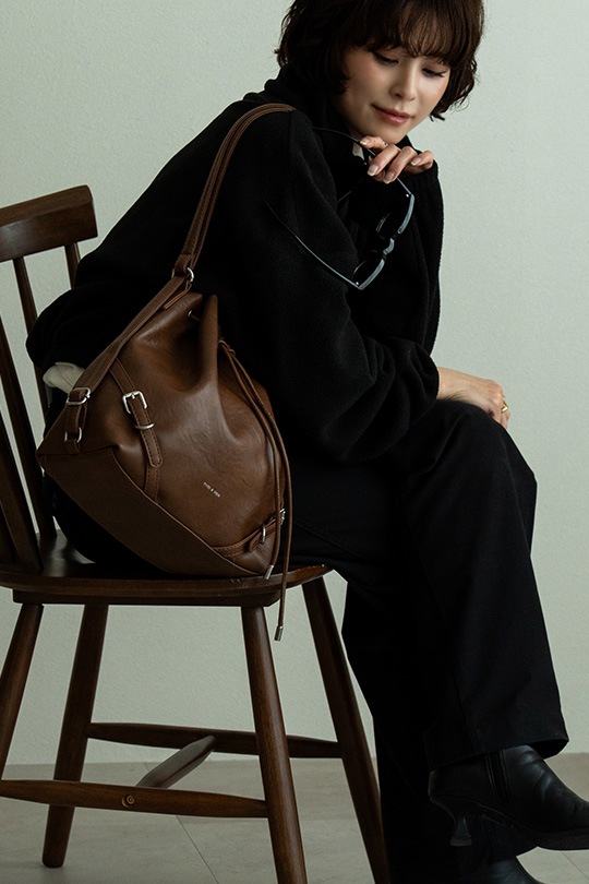 【2/2正午販売～】★先行受注特典50％OFF★3way ドローストリングバッグ 巾着 バッグ リュック ショルダーバッグ ハンドバッグ レディース 大人 レザー 調 大容量 2way 巾着バッグ バックパック 肩掛け 通勤 通学 お出かけ 旅行 おしゃれ かわいい きれいめ モード カジュアル ヴィンテージ風 チャーム付き