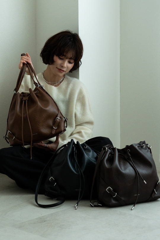 【2/2正午販売～】★先行受注特典50％OFF★3way ドローストリングバッグ 巾着 バッグ リュック ショルダーバッグ ハンドバッグ レディース 大人 レザー 調 大容量 2way 巾着バッグ バックパック 肩掛け 通勤 通学 お出かけ 旅行 おしゃれ かわいい きれいめ モード カジュアル ヴィンテージ風 チャーム付き