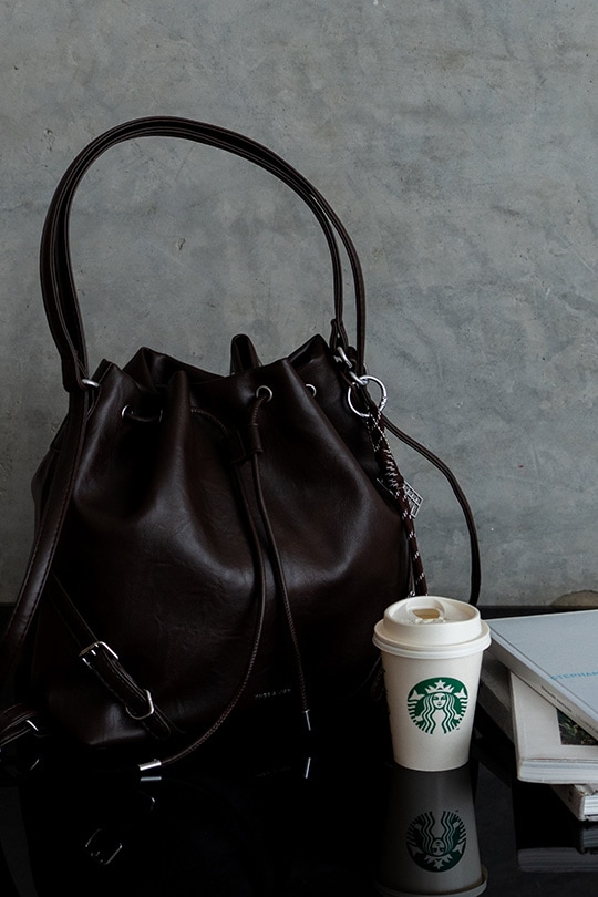 【2/2正午販売～】★先行受注特典50％OFF★3way ドローストリングバッグ 巾着 バッグ リュック ショルダーバッグ ハンドバッグ レディース 大人 レザー 調 大容量 2way 巾着バッグ バックパック 肩掛け 通勤 通学 お出かけ 旅行 おしゃれ かわいい きれいめ モード カジュアル ヴィンテージ風 チャーム付き