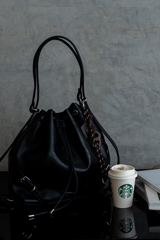 【2/2正午販売～】★先行受注特典50％OFF★3way ドローストリングバッグ 巾着 バッグ リュック ショルダーバッグ ハンドバッグ レディース 大人 レザー 調 大容量 2way 巾着バッグ バックパック 肩掛け 通勤 通学 お出かけ 旅行 おしゃれ かわいい きれいめ モード カジュアル ヴィンテージ風 チャーム付き