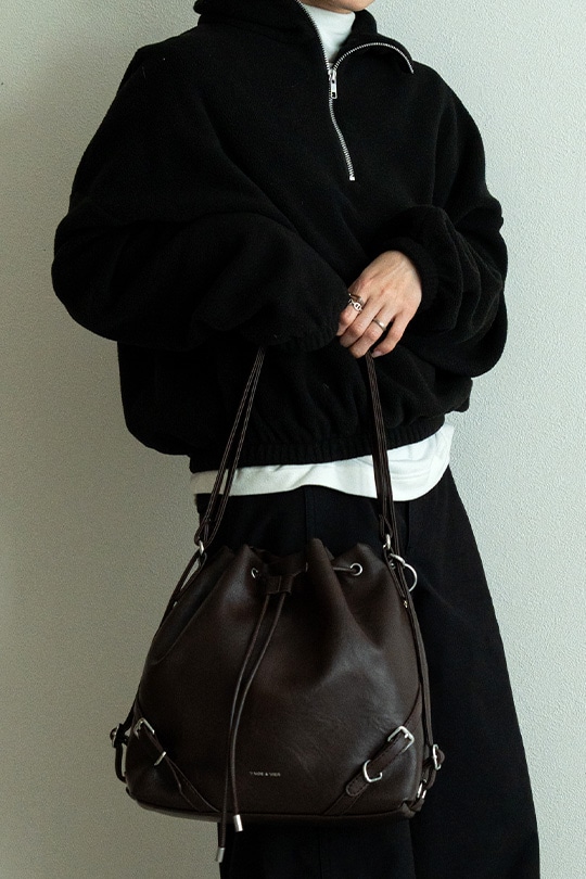 【2/2正午販売～】★先行受注特典50％OFF★3way ドローストリングバッグ 巾着 バッグ リュック ショルダーバッグ ハンドバッグ レディース 大人 レザー 調 大容量 2way 巾着バッグ バックパック 肩掛け 通勤 通学 お出かけ 旅行 おしゃれ かわいい きれいめ モード カジュアル ヴィンテージ風 チャーム付き