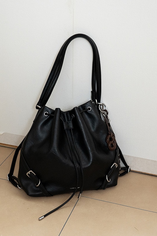 【2/2正午販売～】★先行受注特典50％OFF★3way ドローストリングバッグ 巾着 バッグ リュック ショルダーバッグ ハンドバッグ レディース 大人 レザー 調 大容量 2way 巾着バッグ バックパック 肩掛け 通勤 通学 お出かけ 旅行 おしゃれ かわいい きれいめ モード カジュアル ヴィンテージ風 チャーム付き