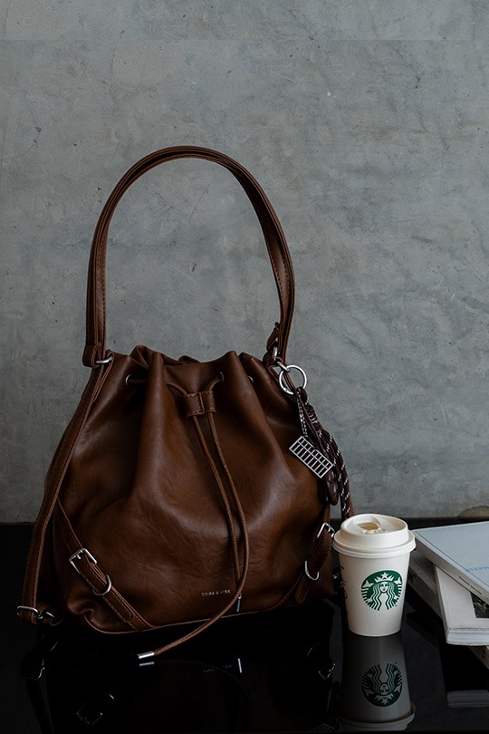 【2/2正午販売～】★先行受注特典50％OFF★3way ドローストリングバッグ 巾着 バッグ リュック ショルダーバッグ ハンドバッグ レディース 大人 レザー 調 大容量 2way 巾着バッグ バックパック 肩掛け 通勤 通学 お出かけ 旅行 おしゃれ かわいい きれいめ モード カジュアル ヴィンテージ風 チャーム付き