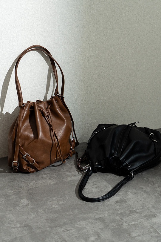 【2/2正午販売～】★先行受注特典50％OFF★3way ドローストリングバッグ 巾着 バッグ リュック ショルダーバッグ ハンドバッグ レディース 大人 レザー 調 大容量 2way 巾着バッグ バックパック 肩掛け 通勤 通学 お出かけ 旅行 おしゃれ かわいい きれいめ モード カジュアル ヴィンテージ風 チャーム付き