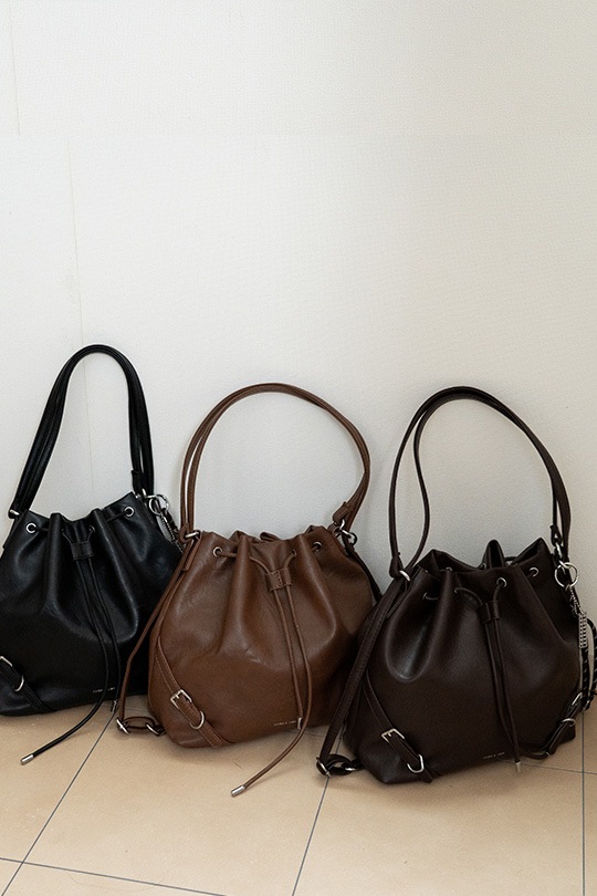 【2/2正午販売～】★先行受注特典50％OFF★3way ドローストリングバッグ 巾着 バッグ リュック ショルダーバッグ ハンドバッグ レディース 大人 レザー 調 大容量 2way 巾着バッグ バックパック 肩掛け 通勤 通学 お出かけ 旅行 おしゃれ かわいい きれいめ モード カジュアル ヴィンテージ風 チャーム付き