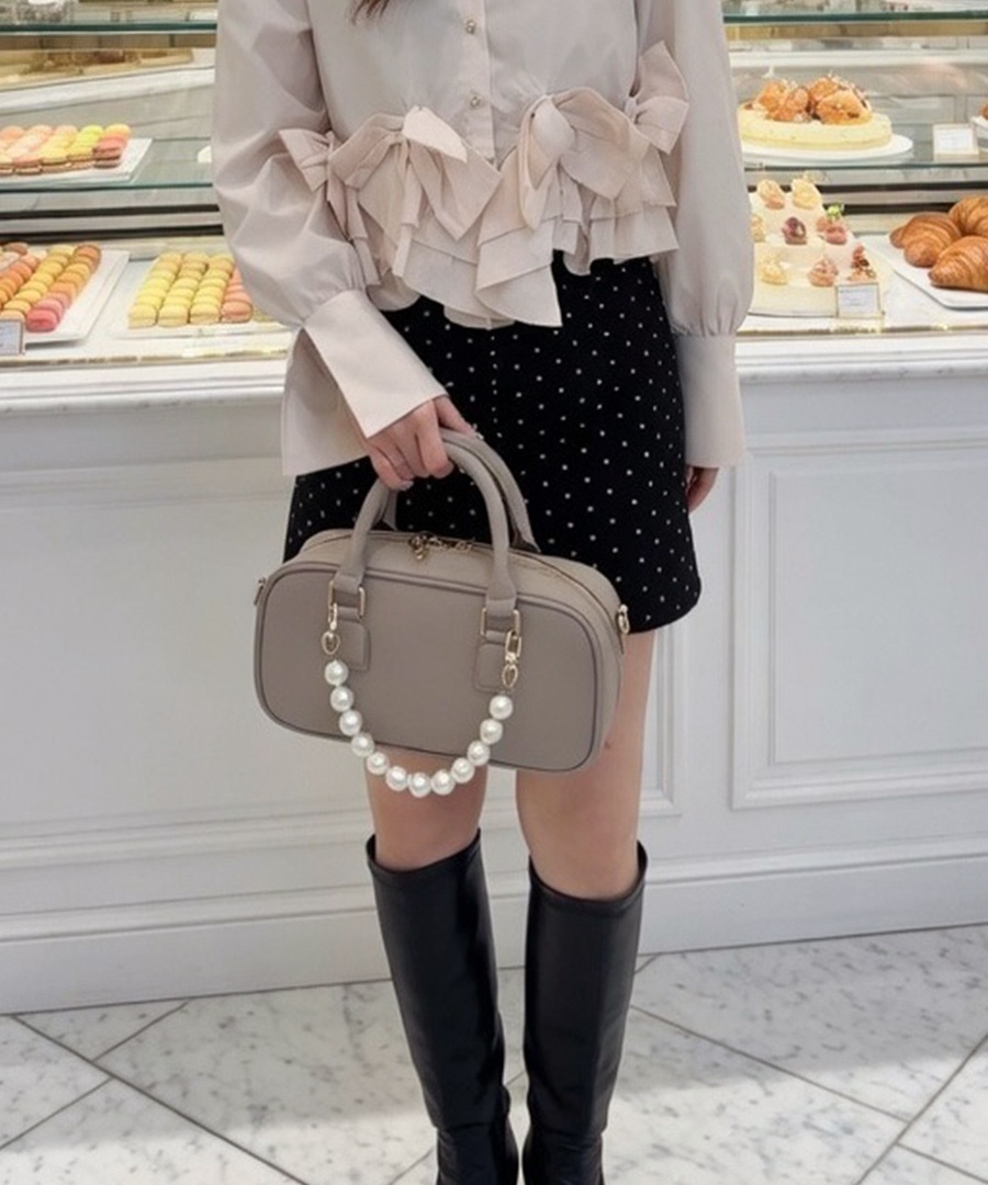 2026SS【maikoday×CrossChramコラボ】REAIMER パール調チャーム付き 2way ボストンバッグ ミニボストン トートバッグ ハンドバッグ レディース 旅行 大容量 おしゃれ ブランド 通勤 レトロ 高見え 横長 上質 肩掛け 大きめ 大人 バッグ 通勤バッグ