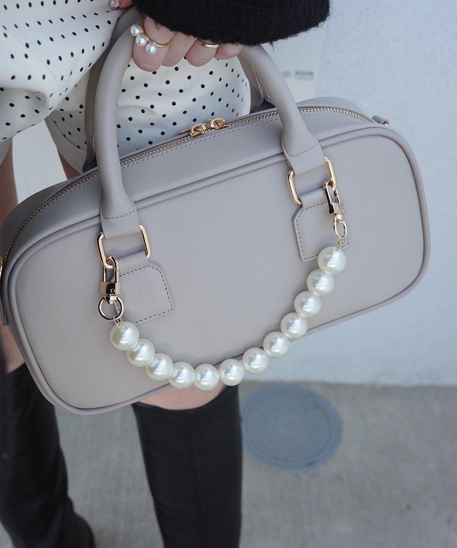 2026SS【maikoday×CrossChramコラボ】REAIMER パール調チャーム付き 2way ボストンバッグ ミニボストン トートバッグ ハンドバッグ レディース 旅行 大容量 おしゃれ ブランド 通勤 レトロ 高見え 横長 上質 肩掛け 大きめ 大人 バッグ 通勤バッグ