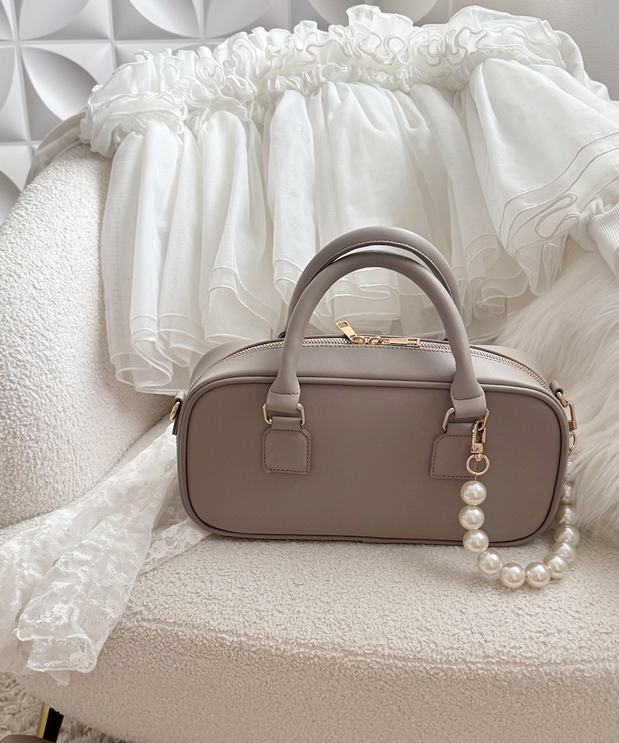 2026SS【maikoday×CrossChramコラボ】REAIMER パール調チャーム付き 2way ボストンバッグ ミニボストン トートバッグ ハンドバッグ レディース 旅行 大容量 おしゃれ ブランド 通勤 レトロ 高見え 横長 上質 肩掛け 大きめ 大人 バッグ 通勤バッグ