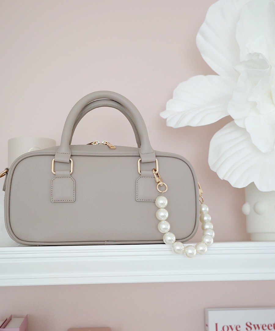 2026SS【maikoday×CrossChramコラボ】REAIMER パール調チャーム付き 2way ボストンバッグ ミニボストン トートバッグ ハンドバッグ レディース 旅行 大容量 おしゃれ ブランド 通勤 レトロ 高見え 横長 上質 肩掛け 大きめ 大人 バッグ 通勤バッグ