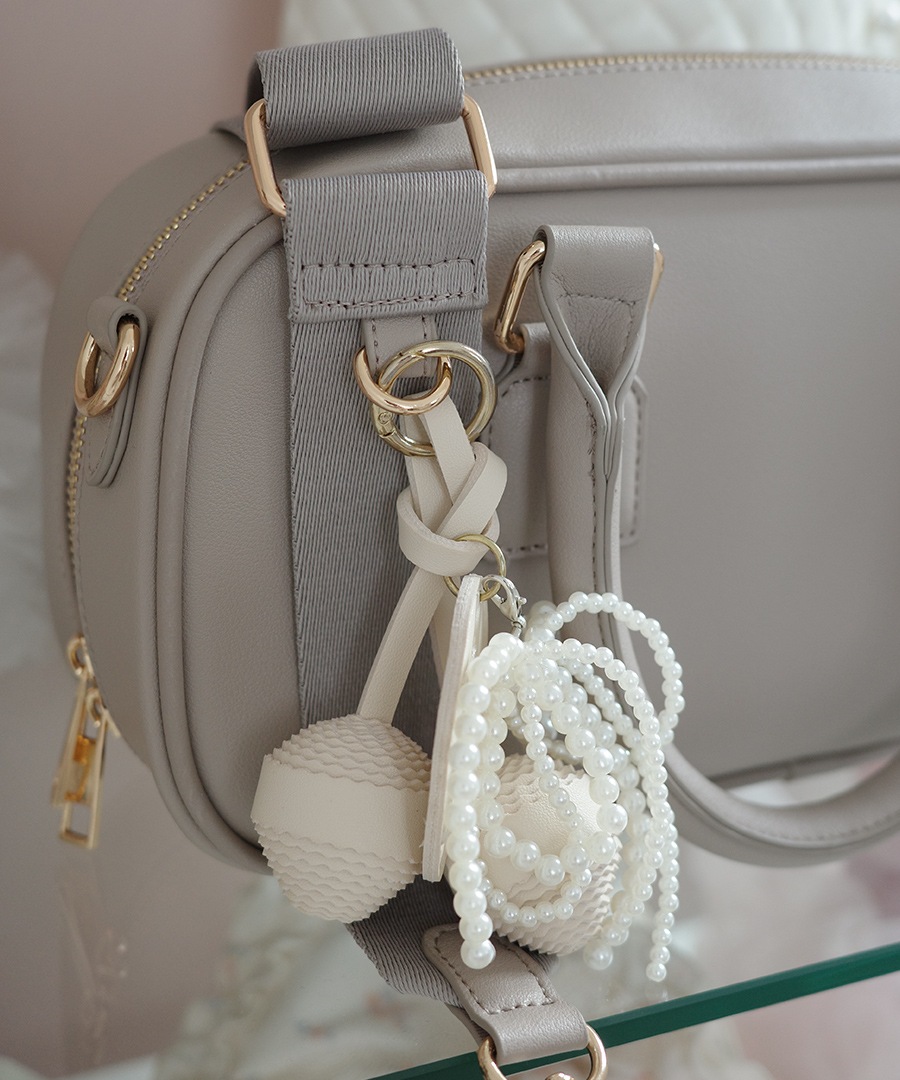 2026SS【maikoday×CrossChramコラボ】REAIMER パール調チャーム付き 2way ボストンバッグ ミニボストン トートバッグ ハンドバッグ レディース 旅行 大容量 おしゃれ ブランド 通勤 レトロ 高見え 横長 上質 肩掛け 大きめ 大人 バッグ 通勤バッグ