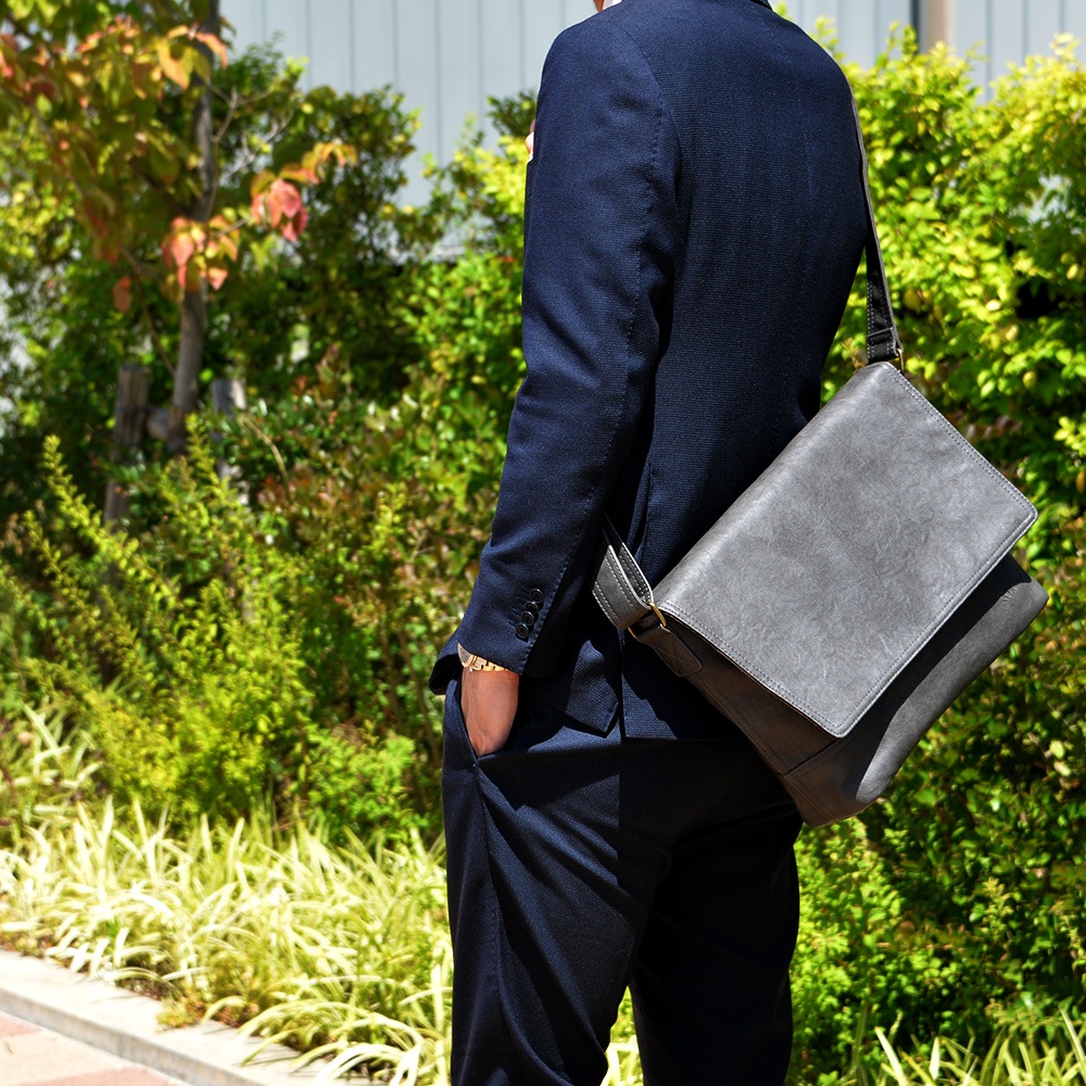 【SALE：20％off 2/13(金)9:59まで】 ショルダーバッグ メンズ メッセンジャーバッグ ブランド カジュアル 斜めがけバッグ 斜めがけ 通勤 通学 シンプル ワンショルダー バッグ レディース A4 フェイクレザー おしゃれ カバン かばん 大人 学生 メンズバック