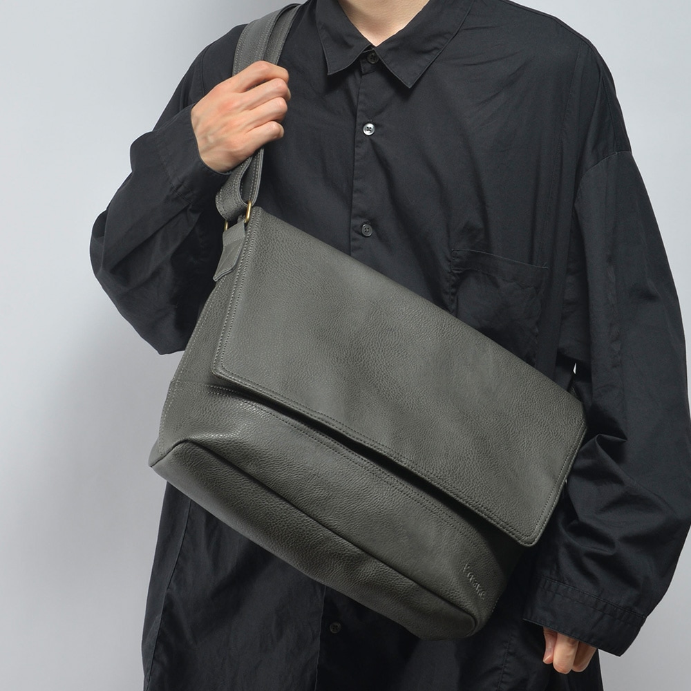 【SALE：20％off 2/13(金)9:59まで】 ショルダーバッグ メンズ メッセンジャーバッグ ブランド カジュアル 斜めがけバッグ 斜めがけ 通勤 通学 シンプル ワンショルダー バッグ レディース A4 フェイクレザー おしゃれ カバン かばん 大人 学生 メンズバック