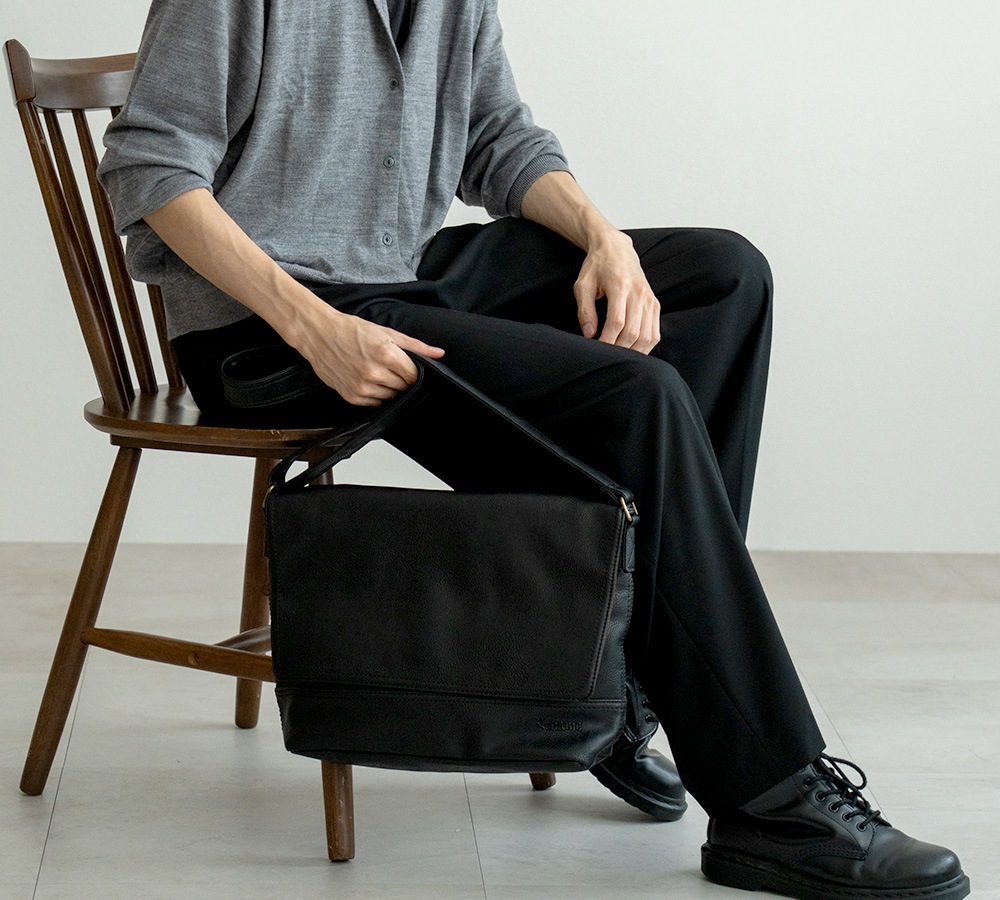 【SALE：20％off 2/13(金)9:59まで】 ショルダーバッグ メンズ メッセンジャーバッグ ブランド カジュアル 斜めがけバッグ 斜めがけ 通勤 通学 シンプル ワンショルダー バッグ レディース A4 フェイクレザー おしゃれ カバン かばん 大人 学生 メンズバック